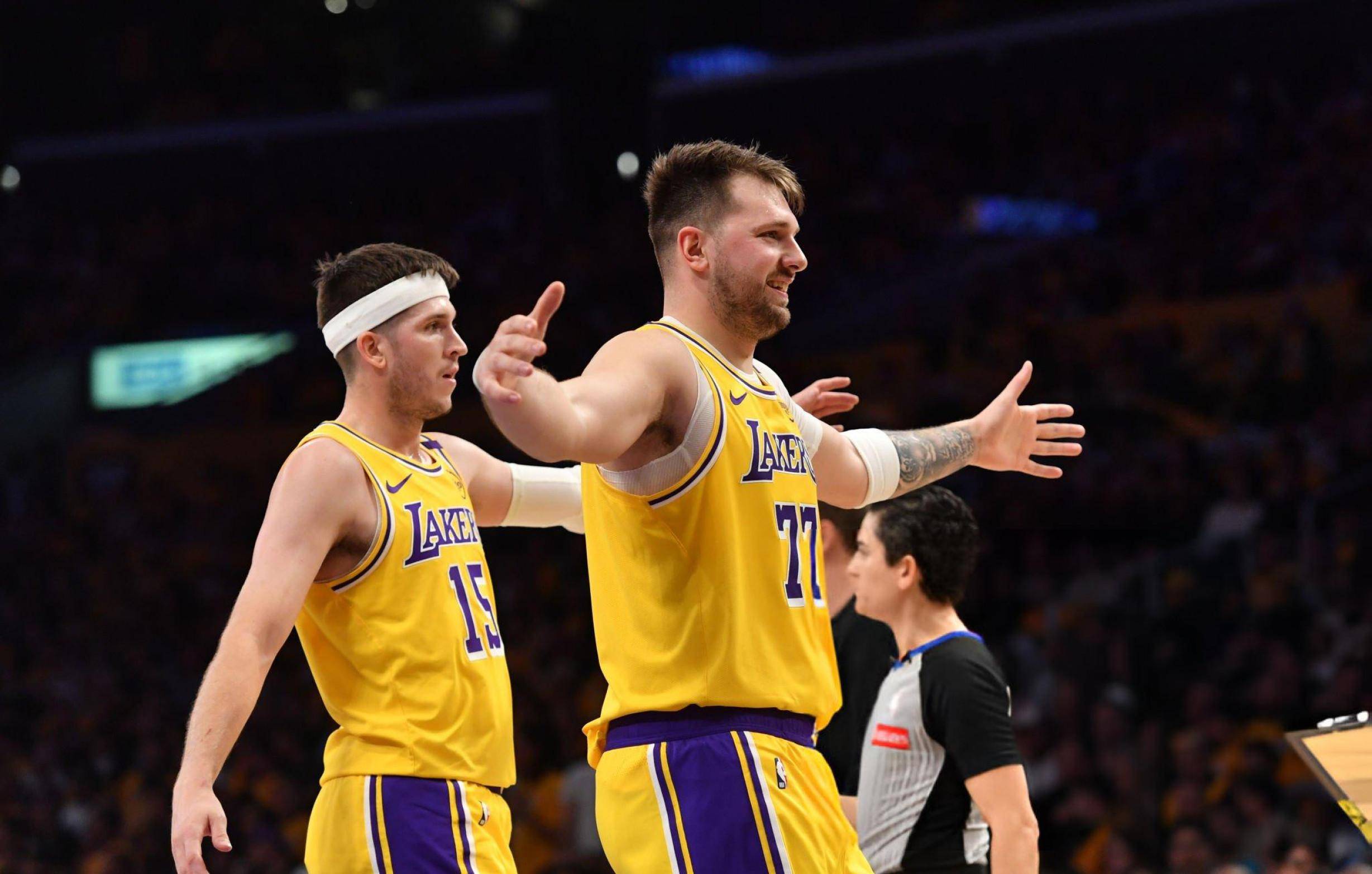 法兰克福训练开放日，窗口期止住颓势引欢呼，NBA常规赛在即，赛程密集仍需轮换的简单介绍