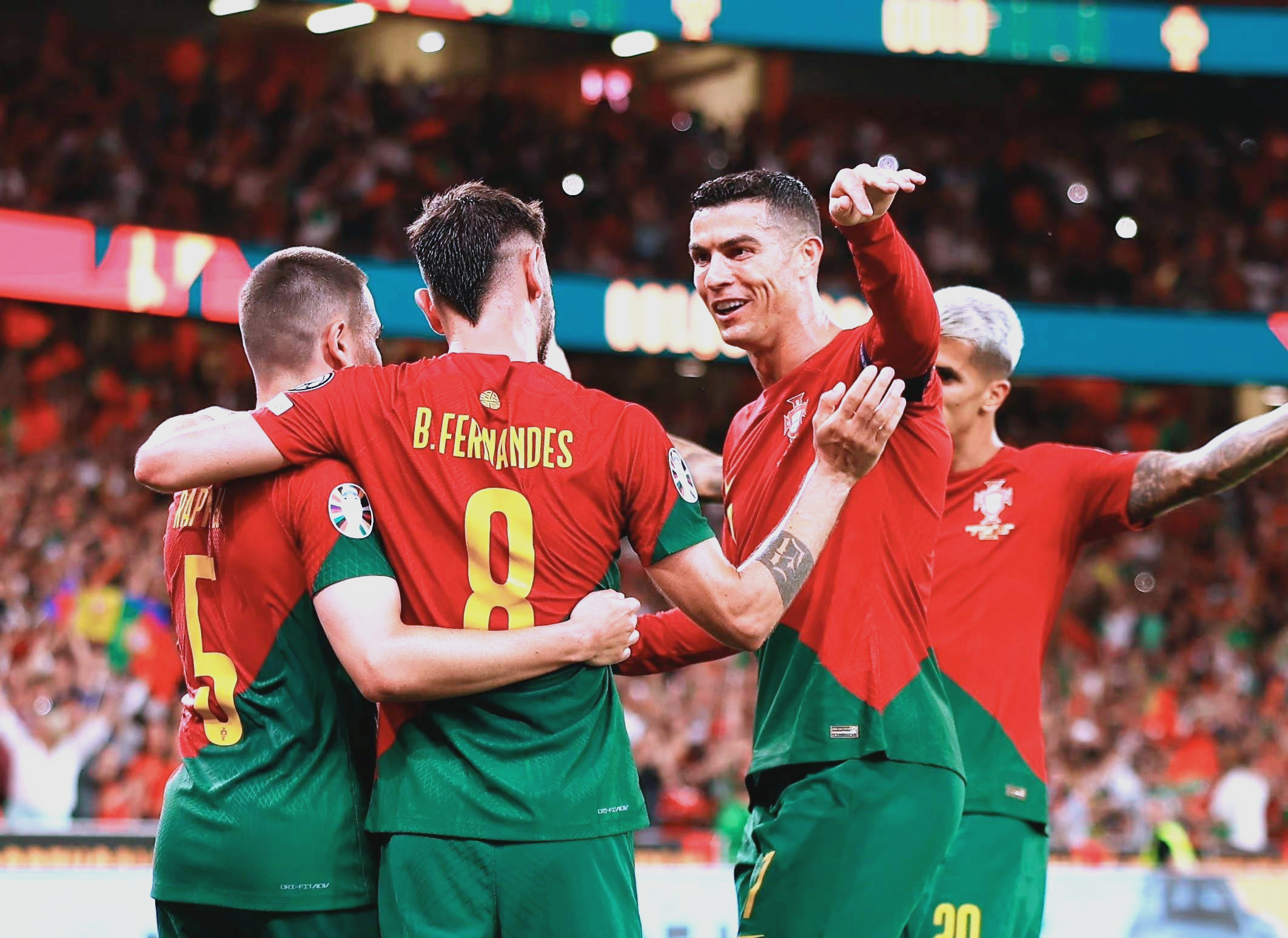 包含今晚葡超传出新动向；法兰克福战术微调；管理层表态：媒体盛赞；轮换策略成焦点的词条