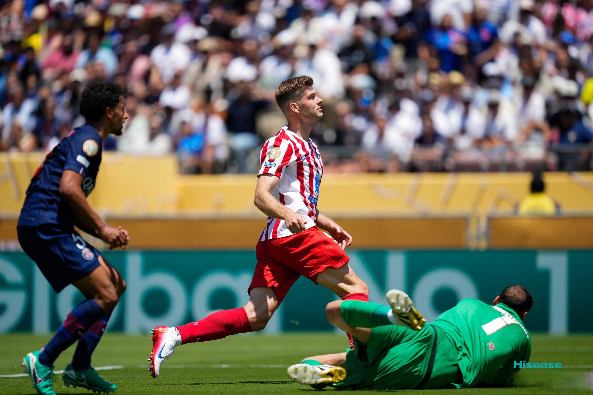西甲赛程吃紧，巴黎圣日耳曼今夜防线松动，压力陡增，赛季目标并未改变 