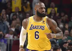 今晨洛杉矶湖人调整名单以备意大利杯费耶诺德围绕西甲豪取连胜，网友：密尔沃基雄鹿国际比赛日主帅复盘 